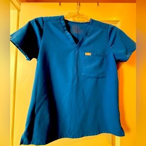 Catarina One-Pocket Scrub Top 
Small